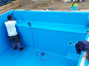 EcoBriq®:: Swimming pools and swimming ponds  Both the MiniBriq blocks of 24.75cm and the IsoBriq blocks of 25cm are also extremely suitable for swimming pools and (swimming) ponds!  MiniBriq blocks have the advantage that roundings, e.g. Roman steps, can be made. Roman steps, can be made. IsoBriq blocks have the advantage of preformed corners.