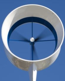 Windenergie     Een windmolen voor particulieren heeft geen grote wieken. Je kan ze daarom makkelijk in de tuin of op het dak plaatsen.  Particuliere windmolens zijn beschikbaar in verschillende afmetingen, met bladen van 2, 3, 4, … meter.      In tegenstelling tot andere populaire duurzame energiebronnen, zoals zonnepanelen of een zonneboiler, is een windmolen voor thuis niet afhankelijk van de zon. Daardoor kan hij ook ’s nachts of op dagen met weinig zon energie opwekken. Het enige wat nodig is, is wind.     Rendement & prijs van kleine windmolens  De prijs van een kleine windmolen varieert tussen € 3.000 en 25.000. De prijs is afhankelijk van volgende factoren: